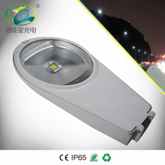 LED路燈耐沖擊，抗雷擊性強(qiáng)，無此外線和紅外線輻射